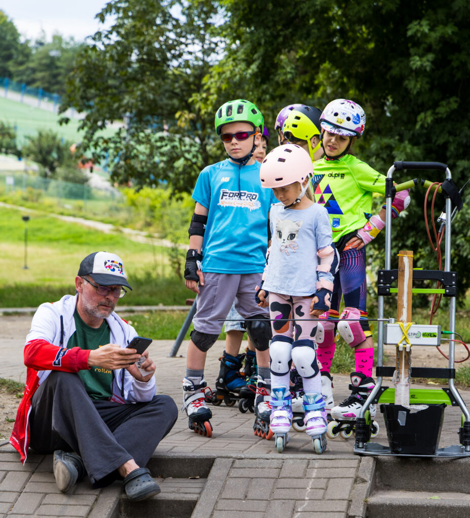Nauka jazdy na rolkach podczas sportowych półkolonii w Warszawie