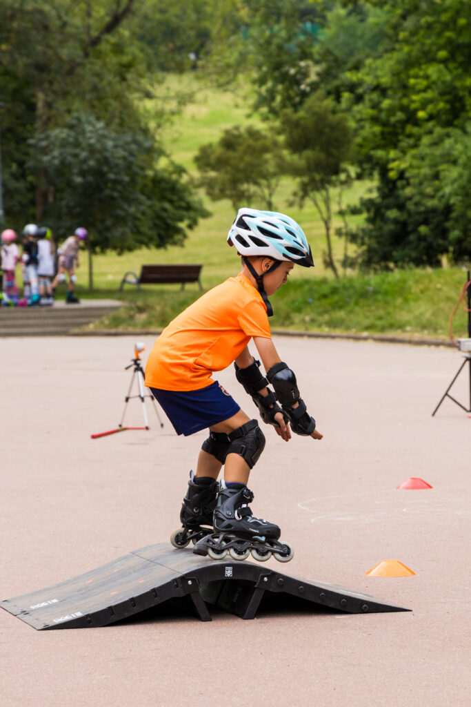 Dziecko jadące na rolkach podczas sportowych półkolonii w Warszawie