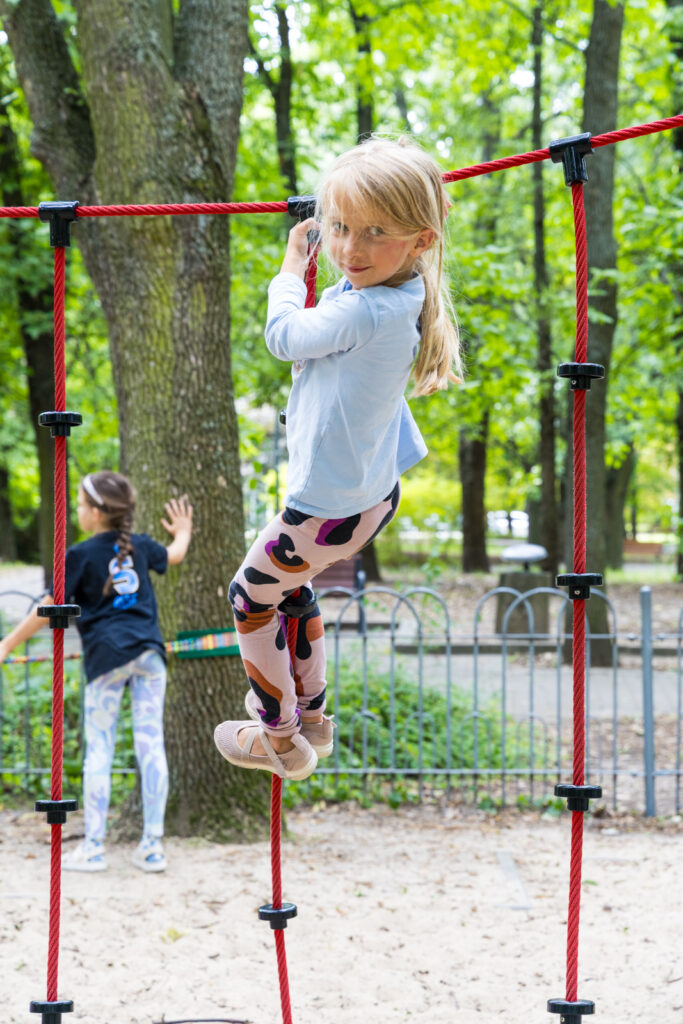 Dziecko na placu zabaw podczas sportowych półkolonii w Warszawie