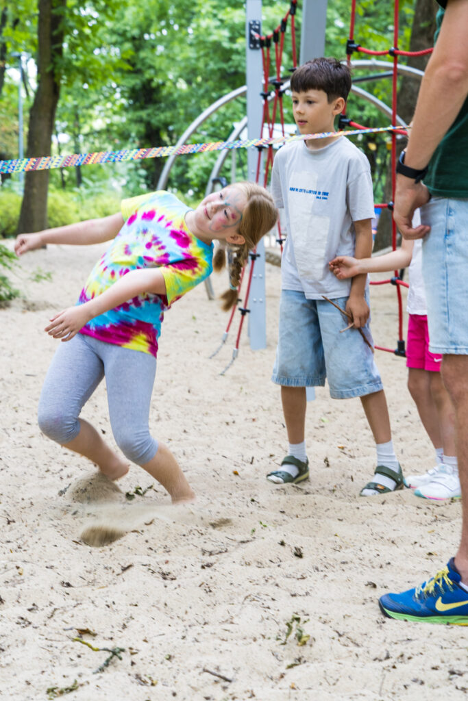 Gra w Limbo podczas sportowych półkolonii w Warszawie