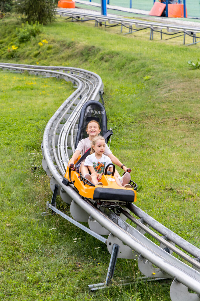 Zajazdy kolejką grawitacyjną podczas sportowych półkolonii w Warszawie