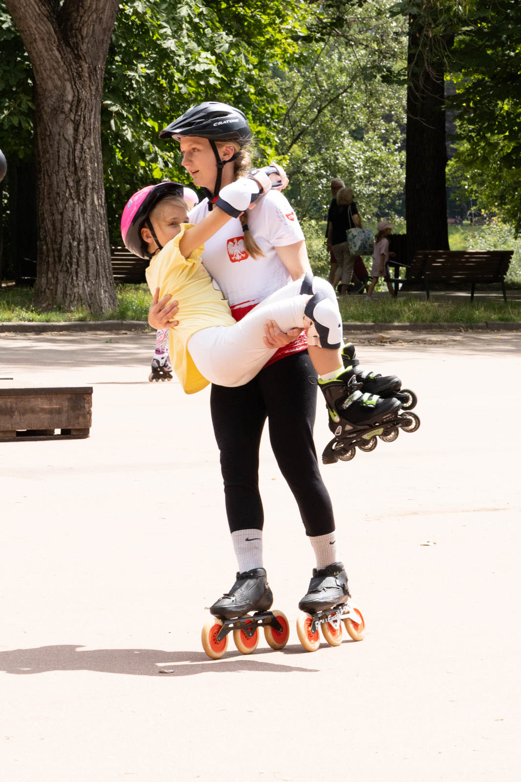 Dziecko na rolkach w trakcie sportowych półkolonii w Warszawie