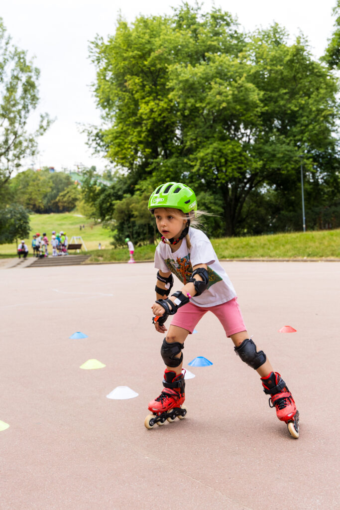 Dziecko na rolkach w trakcie sportowych półkolonii w Warszawie